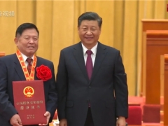全國脫貧攻堅(jiān)楷模李玉院士：這個(gè)榮譽(yù)屬于整個(gè)食用菌產(chǎn)業(yè)，科學(xué)家只在黑板上種田幫不了廣大農(nóng)民 ()