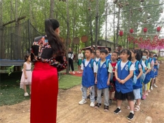 探秘蘑菇基地——新華小記者走進(jìn)菇菌的生長(zhǎng)世界 ()