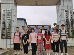高校師生走進(jìn)通省館村，探脫貧致富黑木耳產(chǎn)業(yè) ()